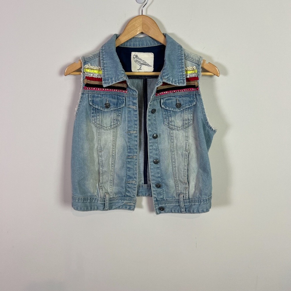 White Crow Women’s Sleeveless Beaded Ribbon Denim Jean Vest Size Medium Concert